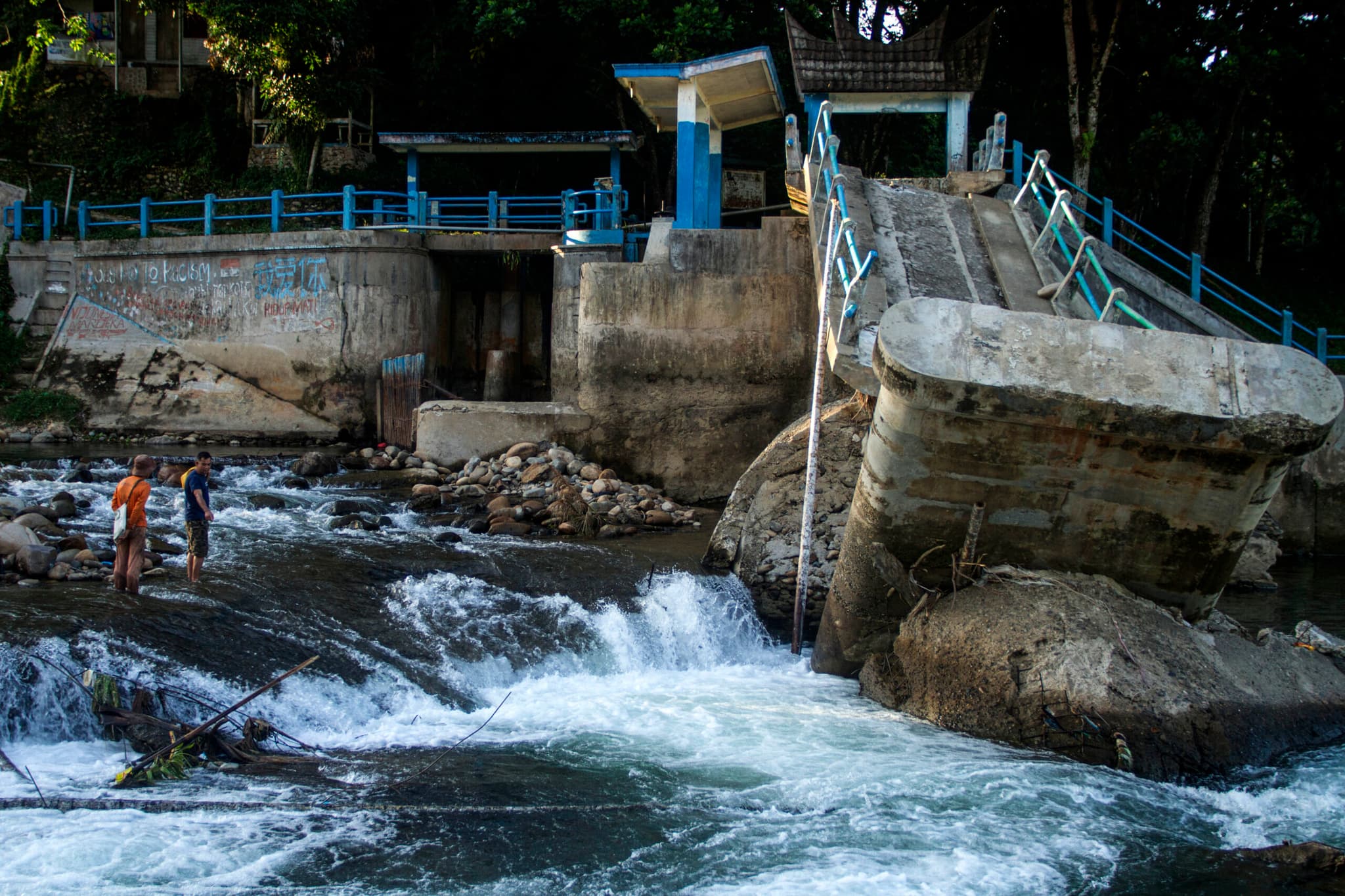 เด็กอินโดฯ เดินฝ่าแม่น้ำไปโรงเรียน หลังน้ำท่วมทำสะพานถล่ม