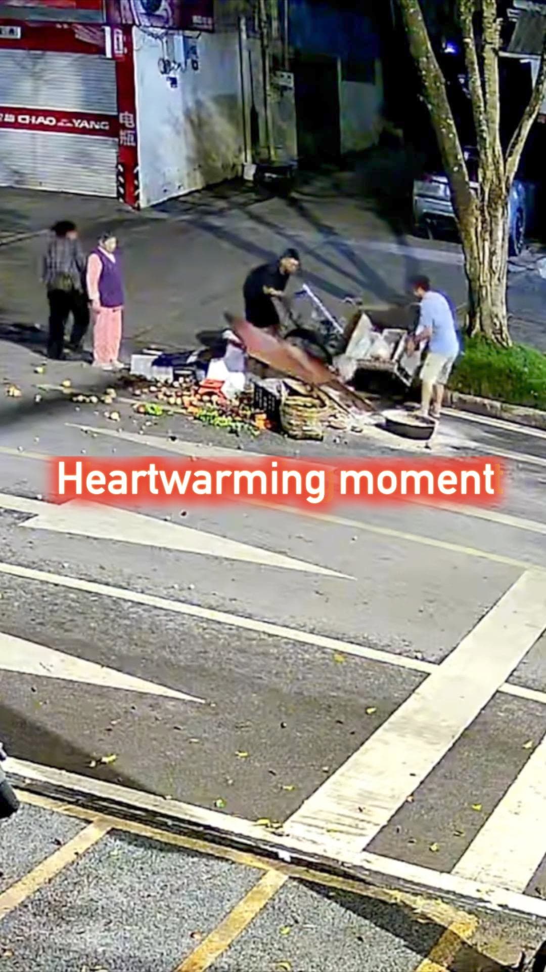 น้ำใจริมทาง! พลเมืองดีรุดช่วย 'สามล้อพลิกคว่ำ' ข้าวของกระจายในยูนนาน