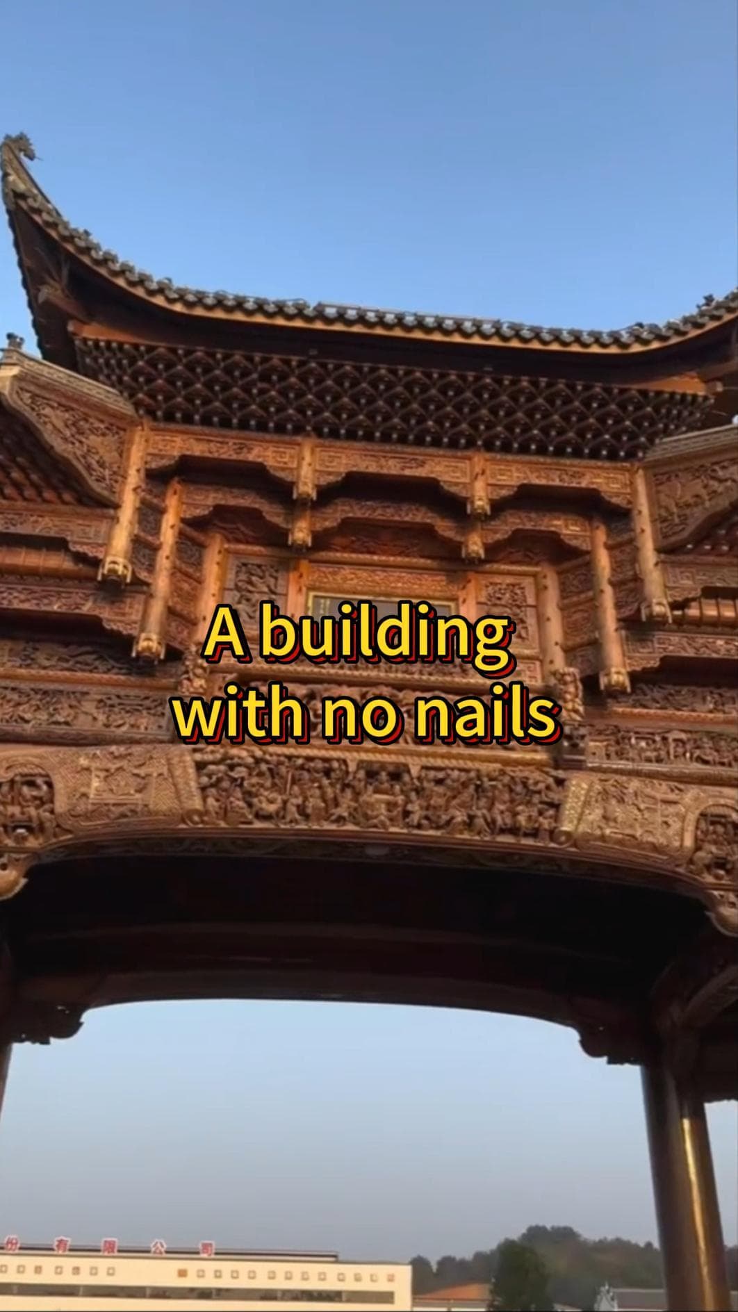 ช่างไม้จีนใช้เทคนิค 'เจาะรู-ทำเดือย' สร้างซุ้มประตูแบบไม่พึ่งตะปูสักตัว