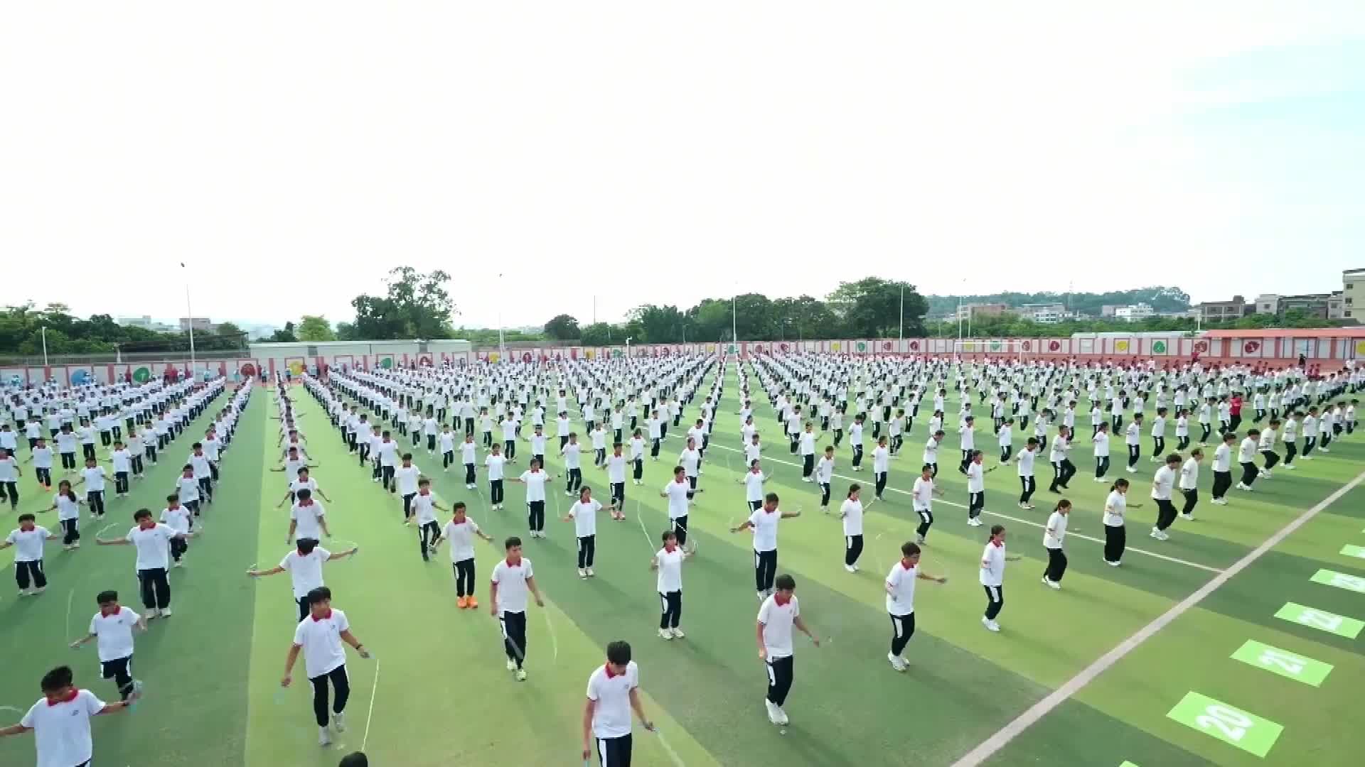 วัยรุ่นจีนกว่า 1,000 คน สร้างสถิติโลก 'โดดเชือก' สลับขาพร้อมกัน