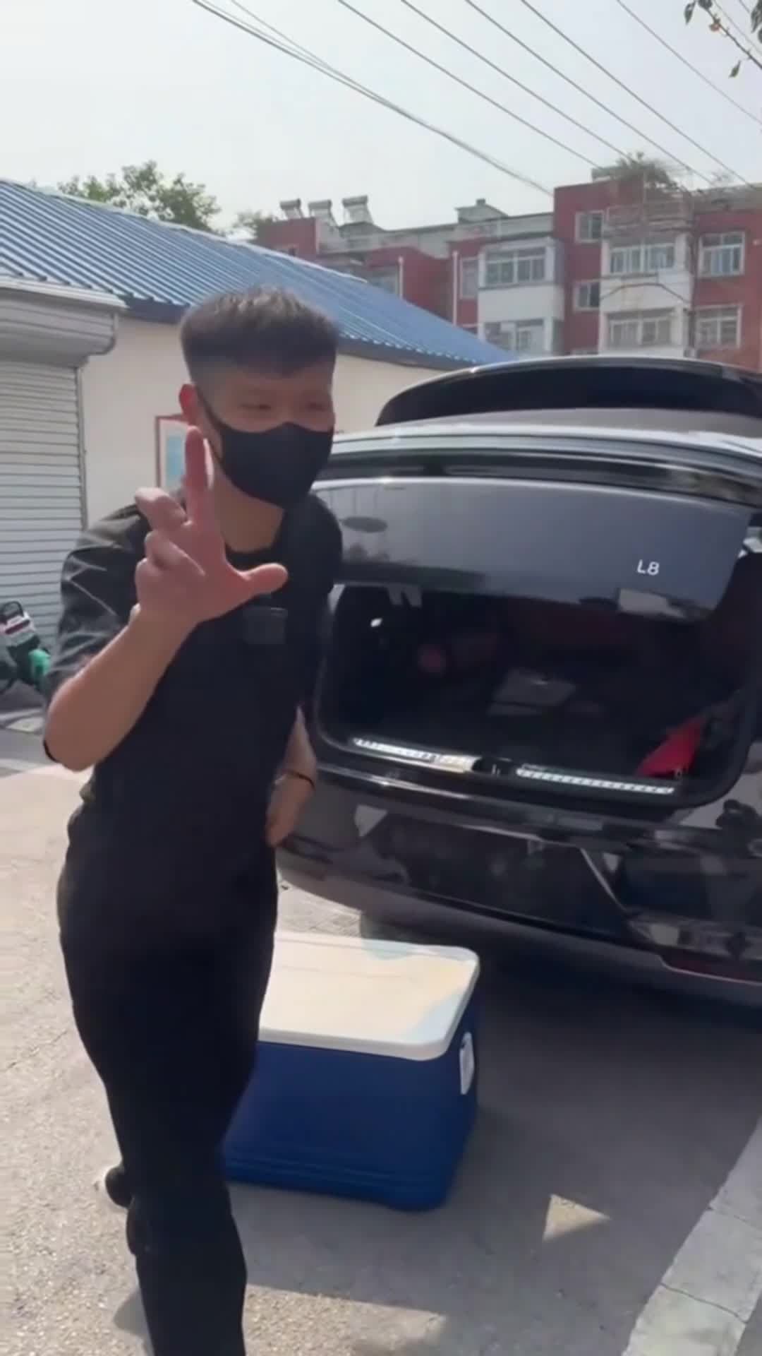 ชายจีนทำเบอร์เกอร์ 60 ชิ้น ตอบแทนครูคืนมือถือหาย