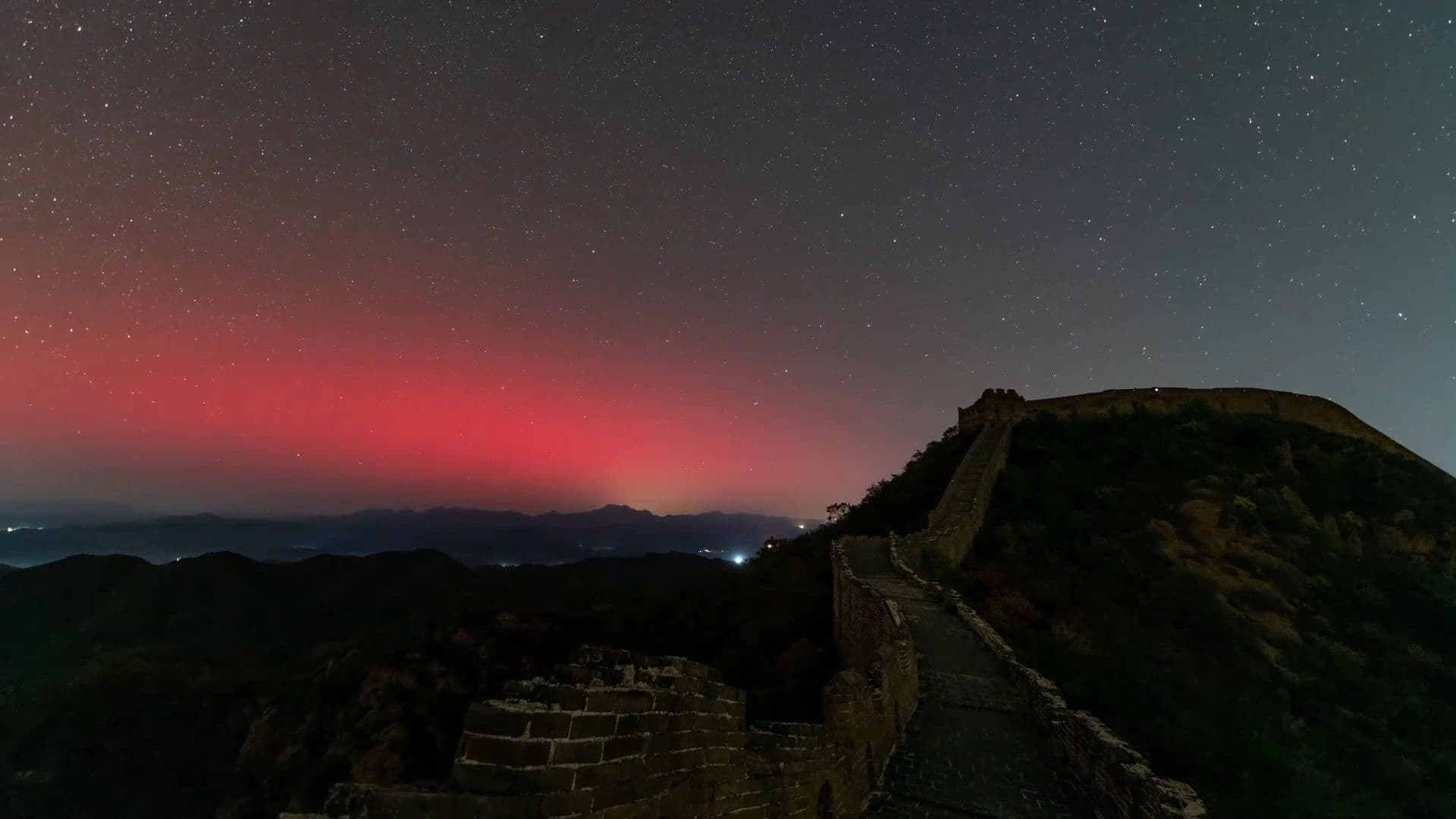 แสงเหนืองดงามประดับฟ้า แต่งแต้ม 'กำแพงเมืองจีน' ในเหอเป่ย