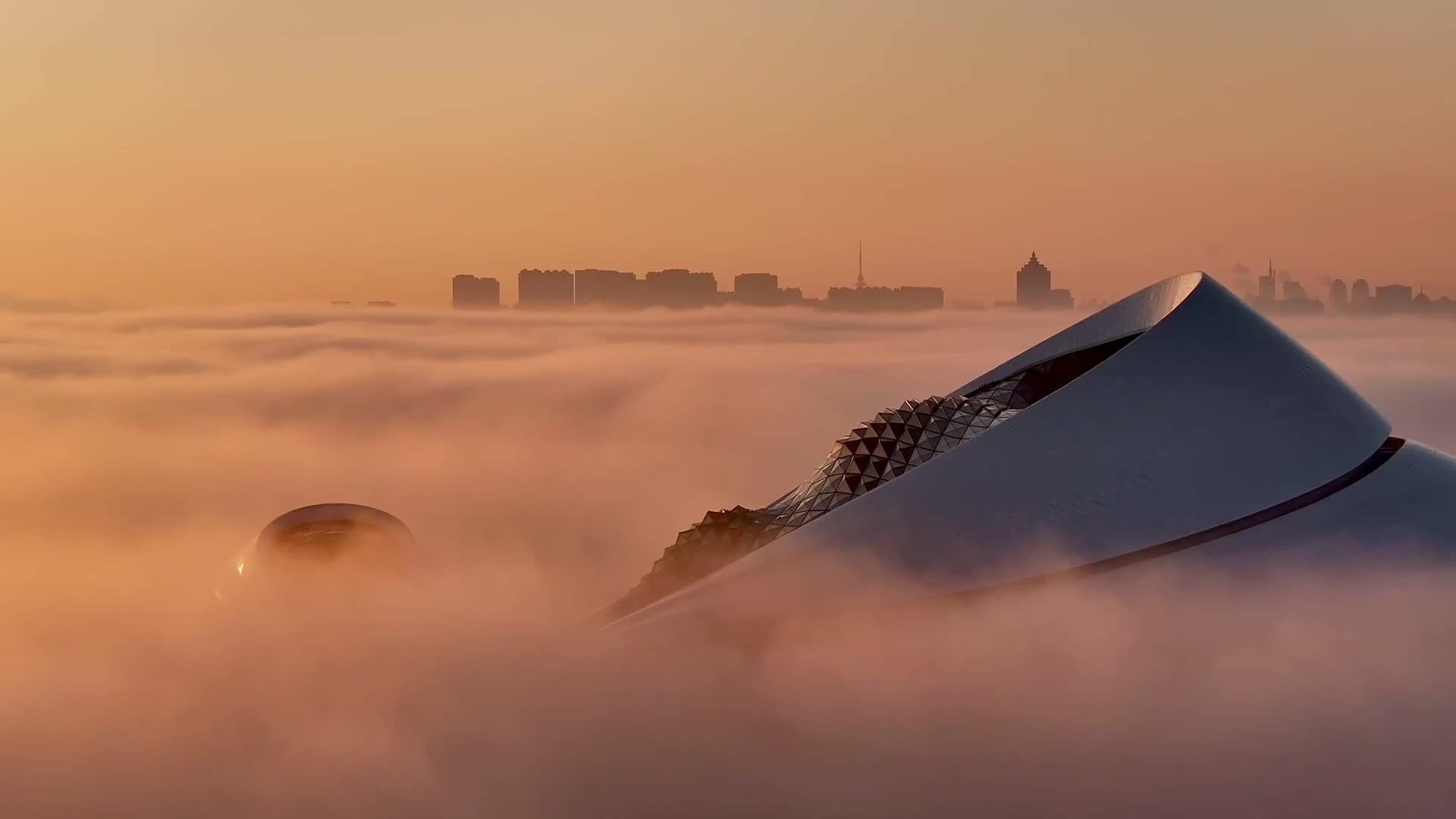 นึกว่าฉากหนัง! ทะเลหมอกคลุม 'โรงอุปรากร' สุดโมเดิร์นในฮาร์บิน