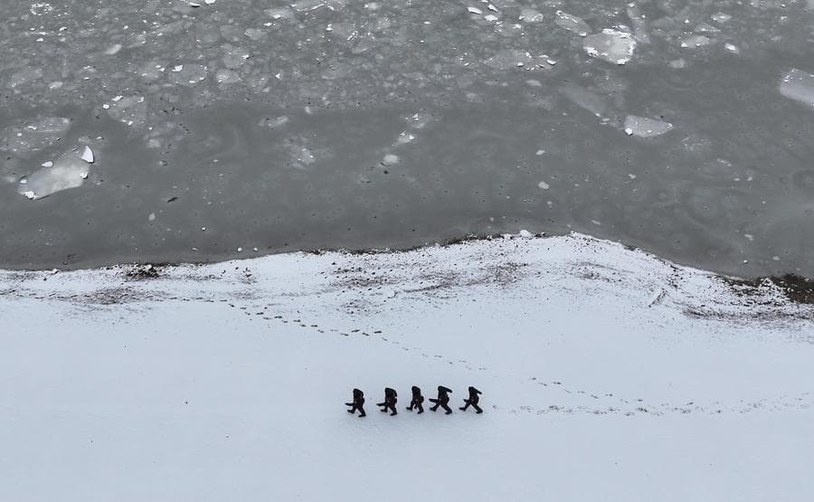 แม่น้ำ 'เฮยหลงเจียง' เริ่มจับตัวเป็นน้ำแข็ง หลังอุณหภูมิลดลง