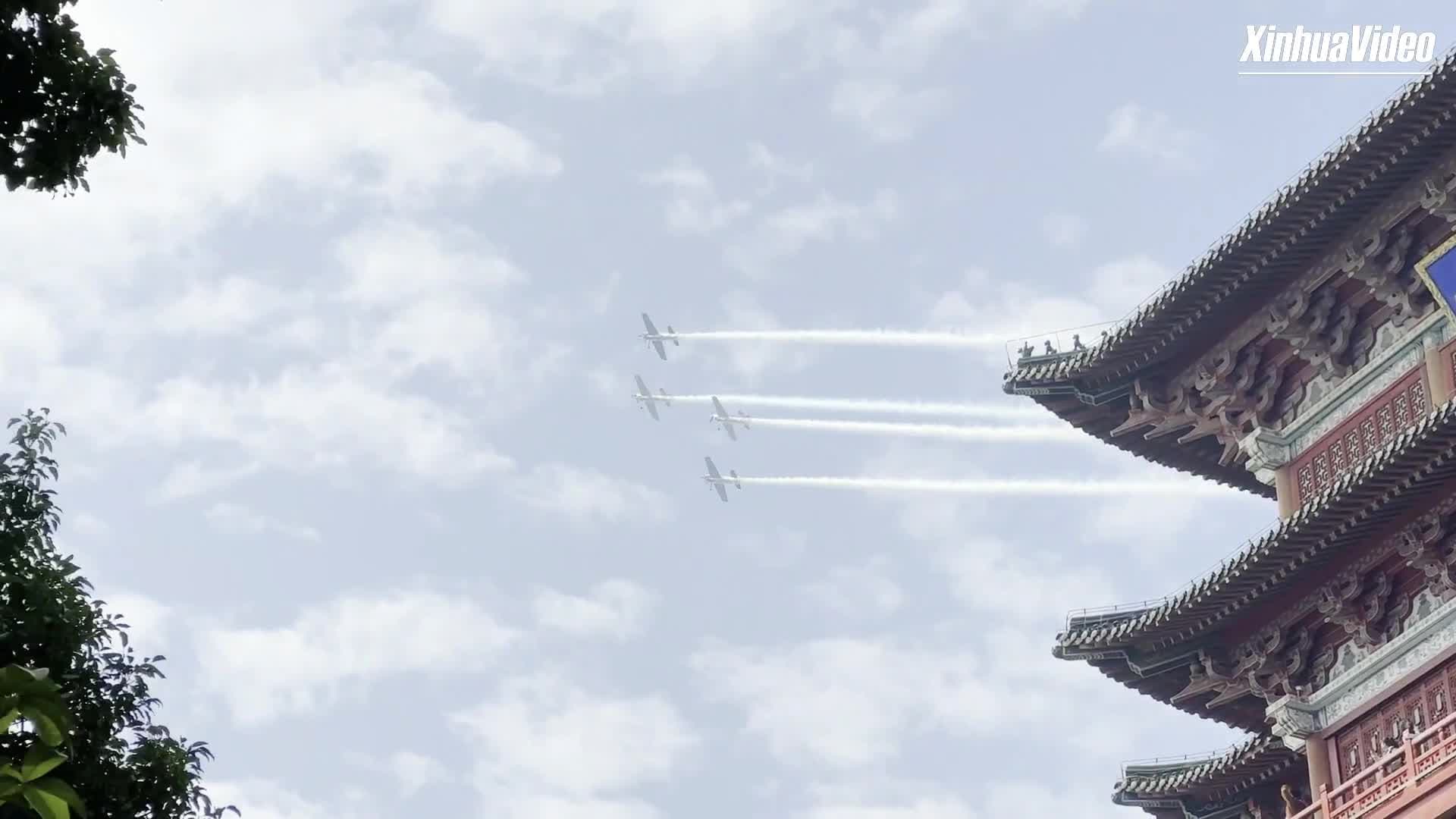 จีน-ฝรั่งเศส ร่วมโชว์บินผาดโผนเหนือ 'พลับพลาเถิงหวัง' ในเจียงซี