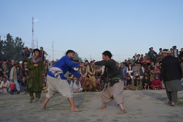 ผู้คนล้อมวงชม 'มวยปล้ำดั้งเดิม' ในอัฟกานิสถาน