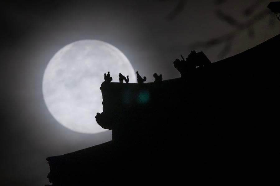 กลมโตเต็มตา 'ซูเปอร์มูน' ในฉีฉีฮาเอ่อร์