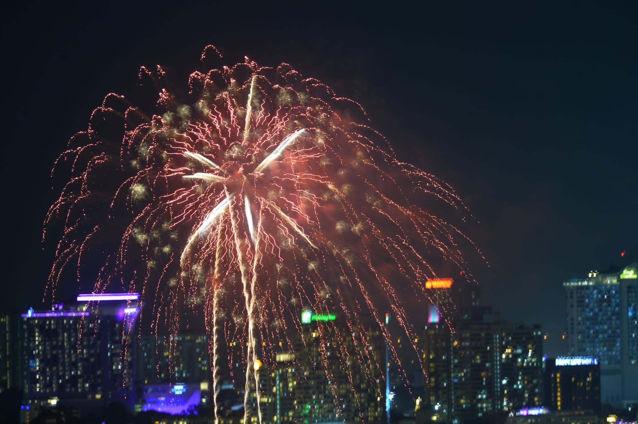 พลุดอกไม้ไฟ' ส่องสว่างเหนือฟ้าพัทยา