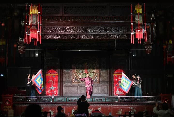 ผู้คนเปิดประสบการณ์ร่วมชม-ร่วมโชว์ 'งิ้วแบบตอบโต้' ในเทียนจิน