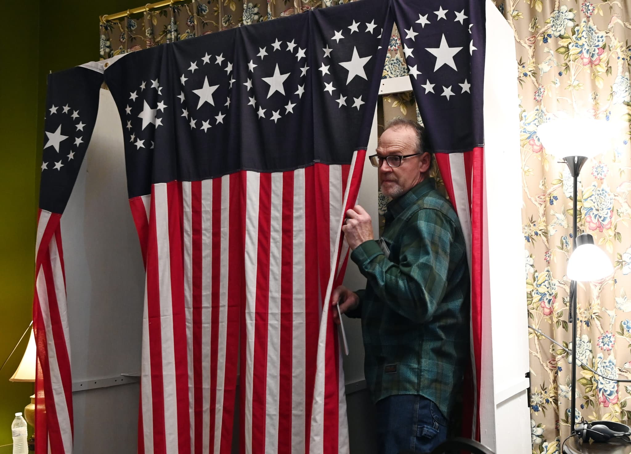 เมืองในรัฐนิวแฮมป์เชียร์ ประเดิมหย่อนบัตรเลือกตั้งปธน.สหรัฐฯ