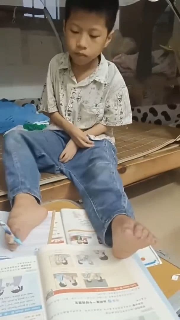 กายพิการแต่ใจสมบูรณ์ 'เด็กจีน 8 ขวบ' ใช้เท้าทำสารพัดสิ่งแทนมือ