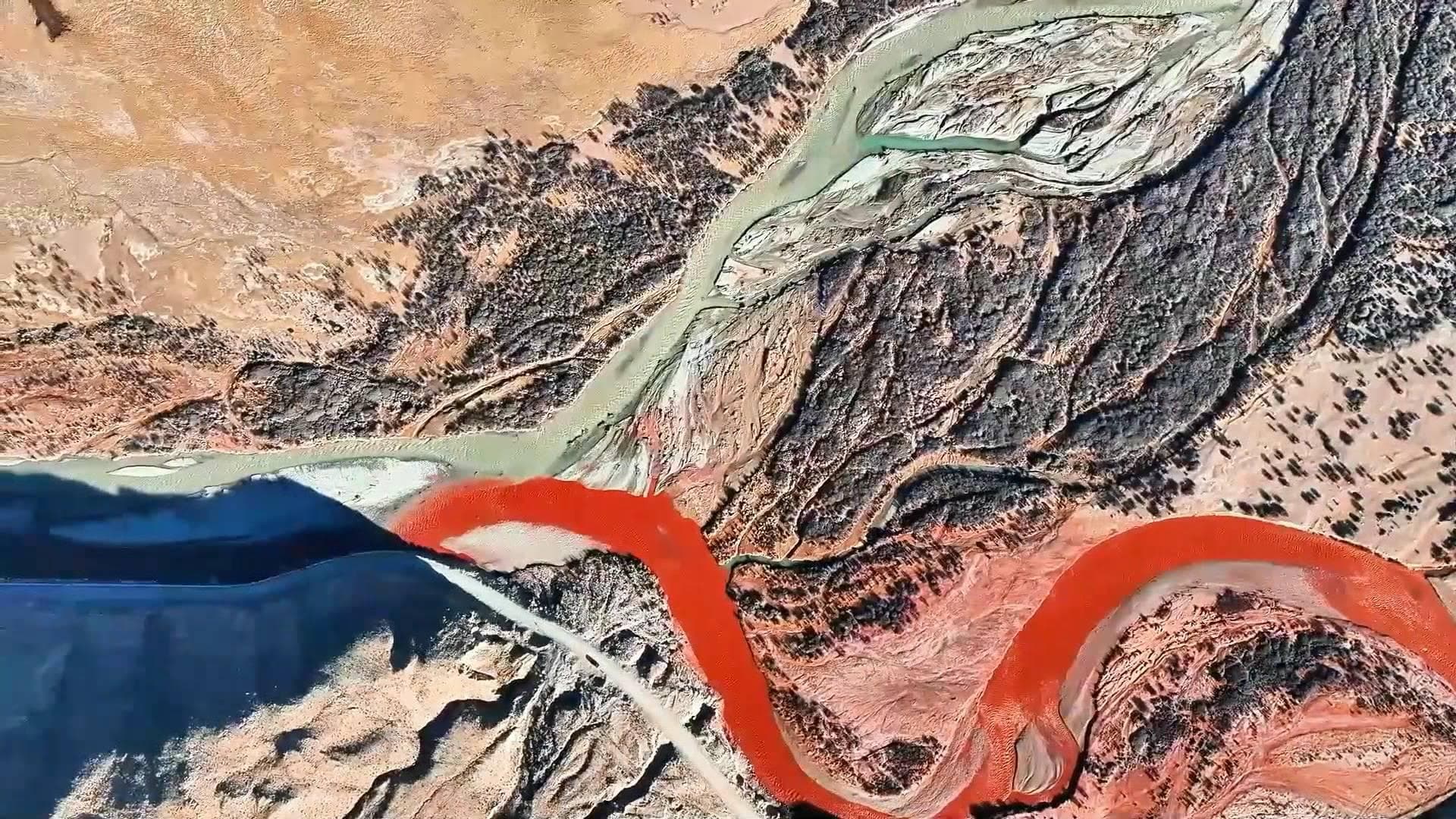 มหัศจรรย์ธรรมชาติ 'แม่น้ำสองสี' ไหลบรรจบบนหลังคาโลก