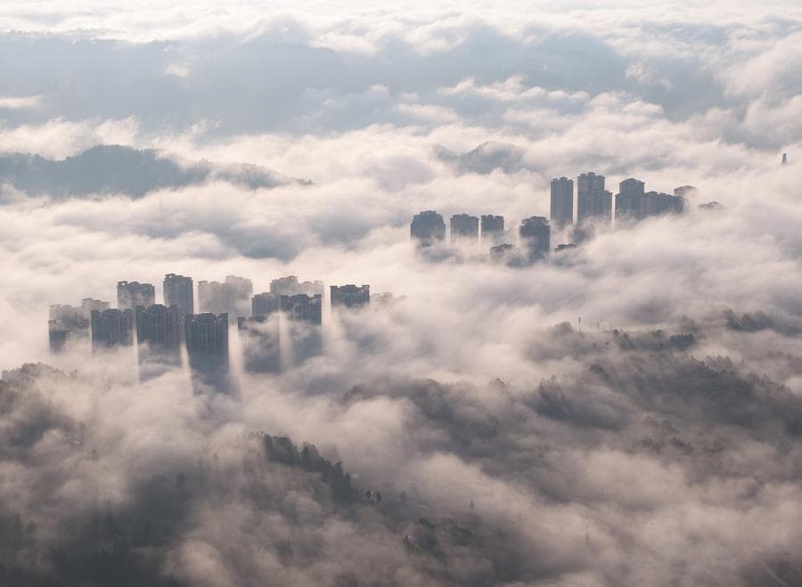 เมฆหมอกคล้อยห่มคลุมหมู่ตึก-ขุนเขาในเสฉวน