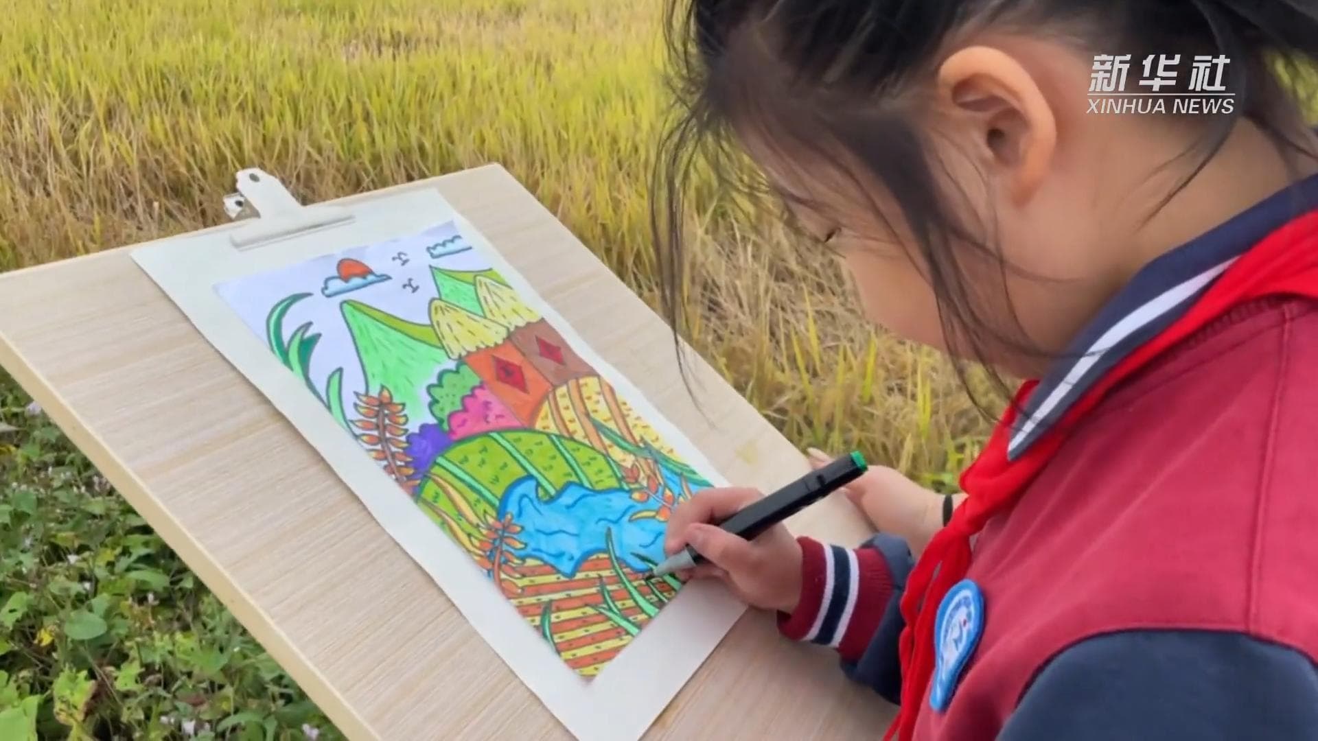 โรงเรียนจีนเปิด 'ห้องเรียนธรรมชาติ' พาเด็กวาดเขียนกลางทุ่งนา