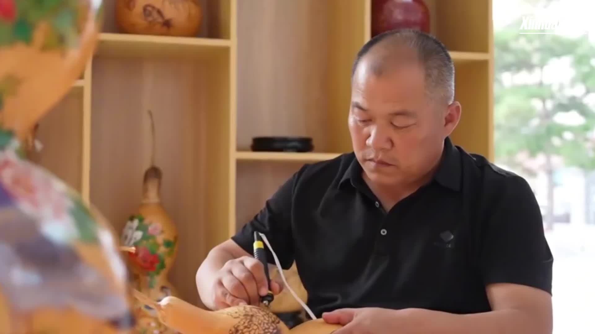 ฝีไม้ลายเส้น ช่างฝีมือจีนวาด 'ซุนหงอคง' ลงบนน้ำเต้า