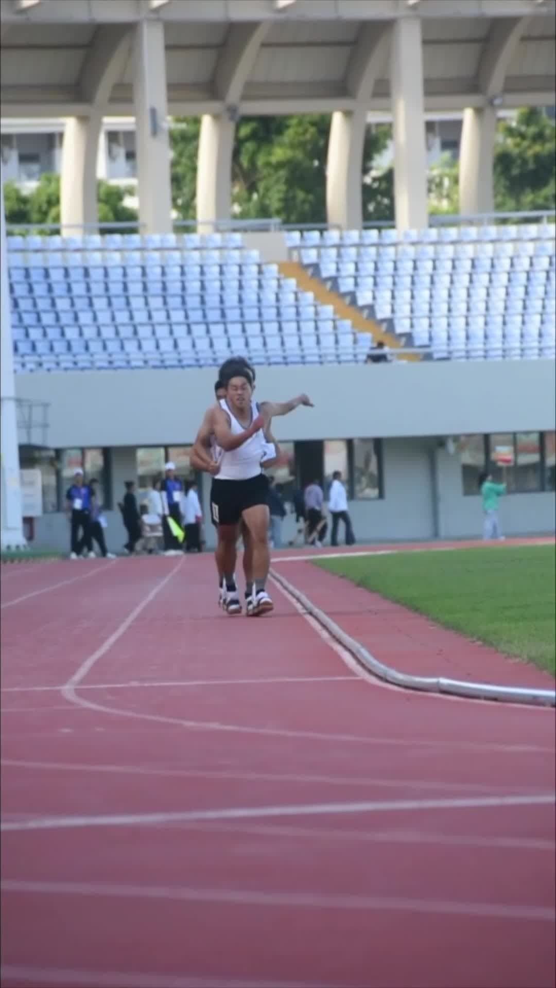 งานแข่ง 'วิ่งรองเท้าไม้กระดาน' เวทีกีฬาพื้นบ้านในไหหลำ