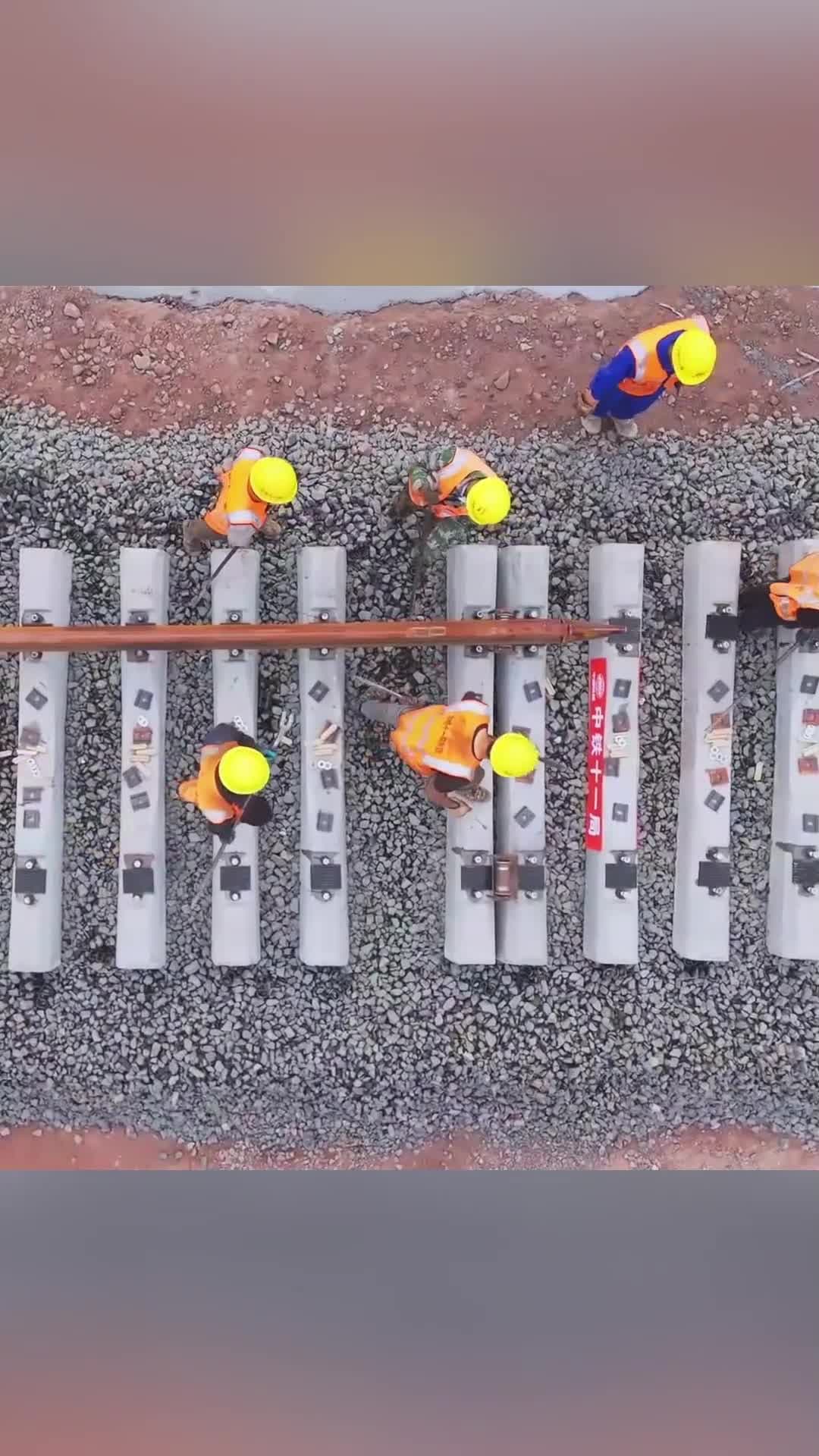 เหล่าคนงานเริ่มปู 'ทางม้าเหล็ก' แข็งขันที่สถานีรถไฟในฉงชิ่ง