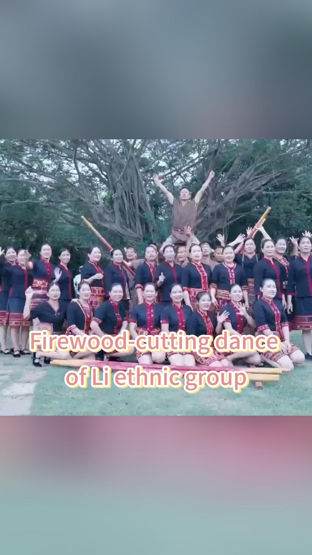 กลุ่มชาติพันธุ์หลีโชว์ 'ระบำกระทบฟืน' ในซานย่า