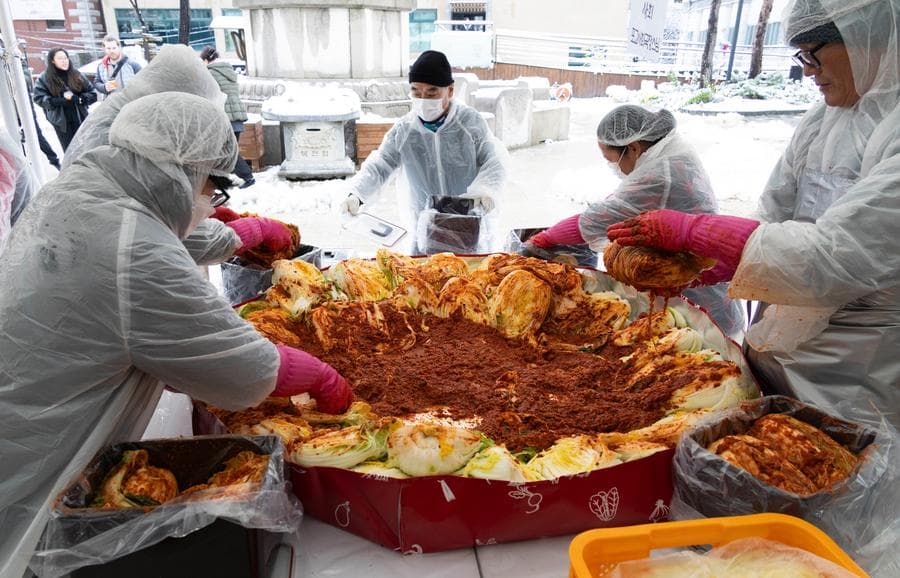 ชาวเกาหลีใต้รวมตัวทำ 'กิมจิ' เตรียมทานในฤดูหนาว