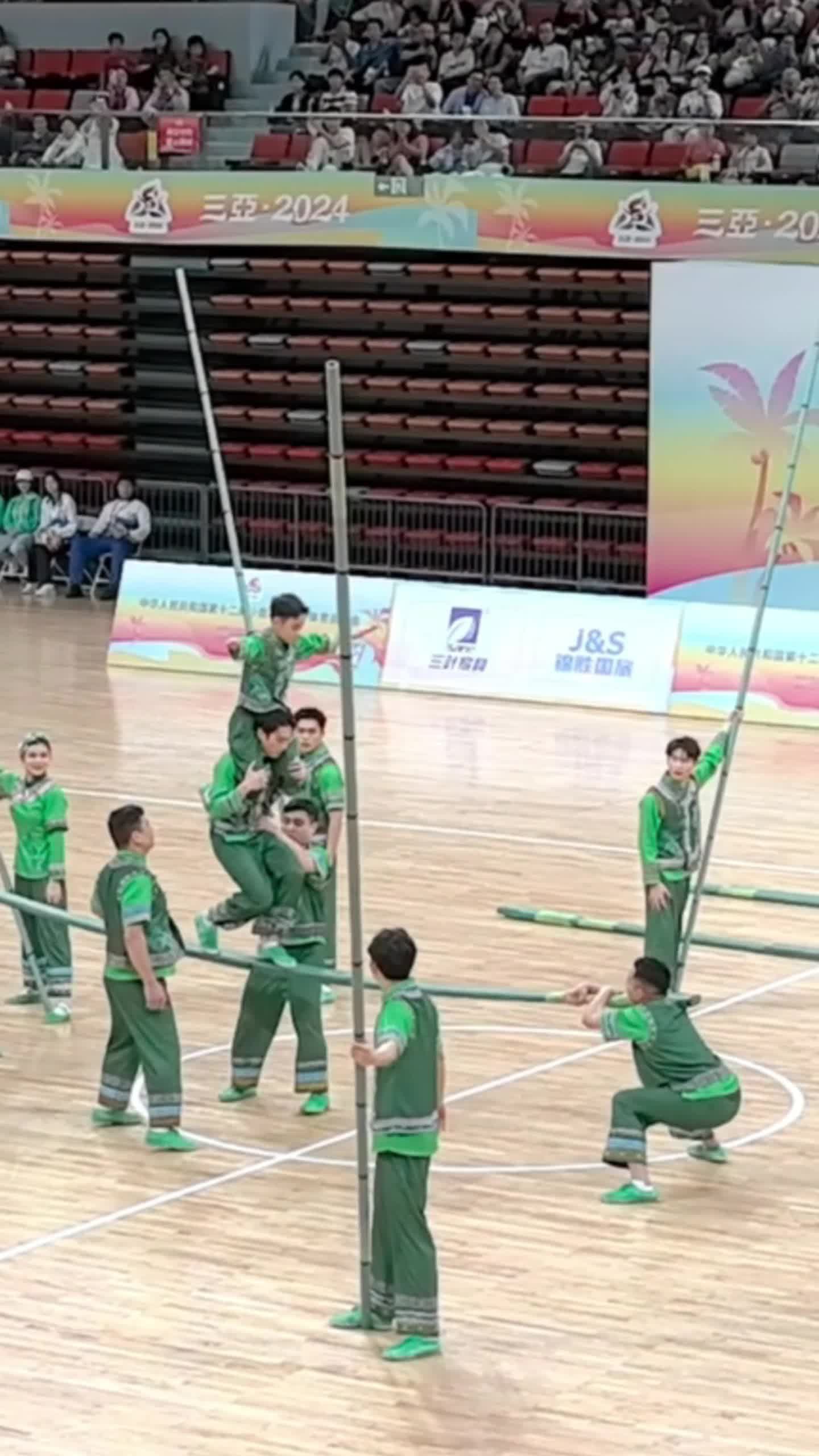 อึ้ง ทึ่ง ลุ้น! นักกีฬากวางตุ้งโชว์ 'ตีลังกา' บนไม้ไผ่ลำเดียว