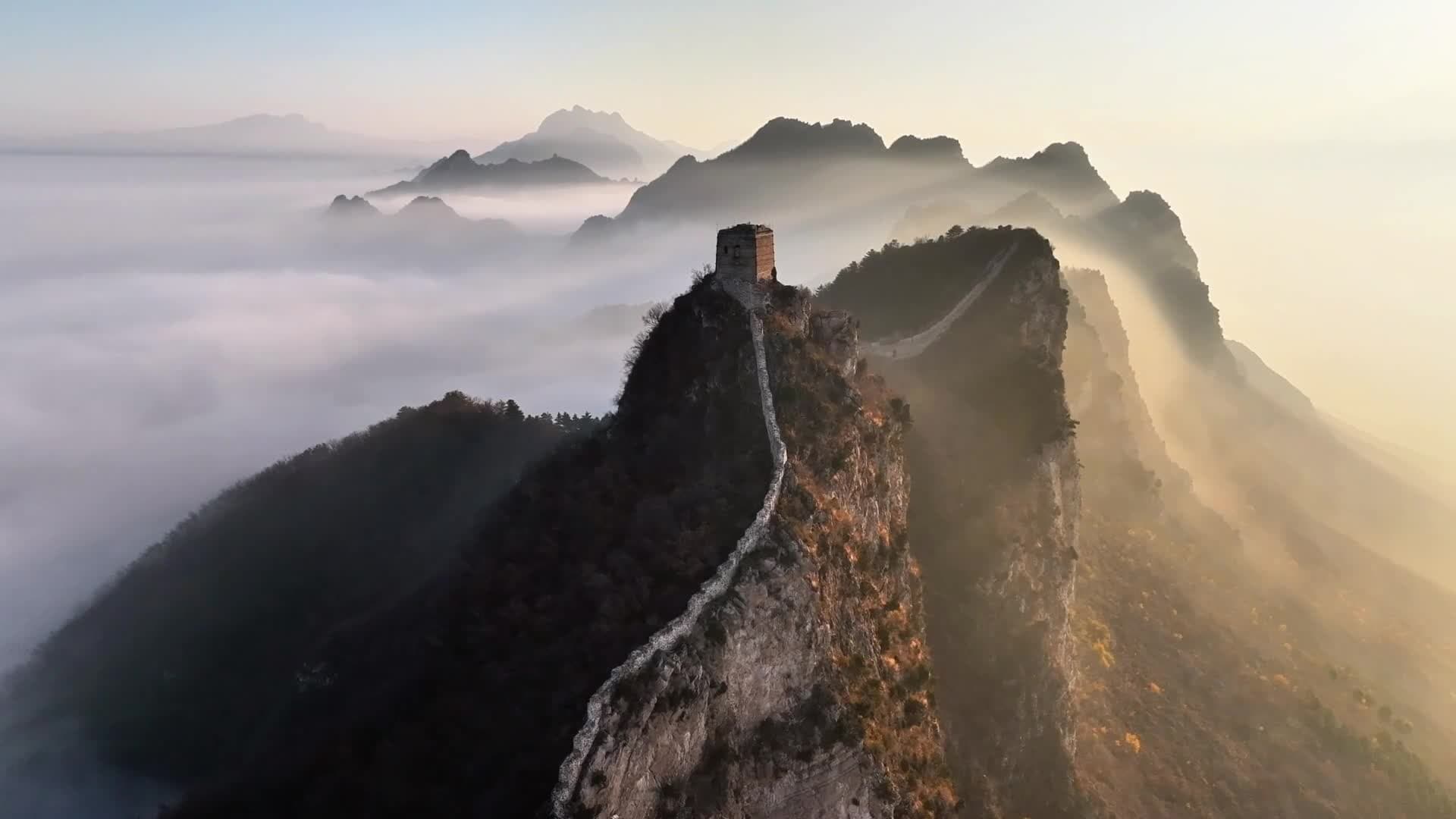 ทะเลหมอกห่มคลุม 'กำแพงเมืองจีน' ด่านจินซานหลิ่ง สวยชวนฝันยามรุ่งอรุณ