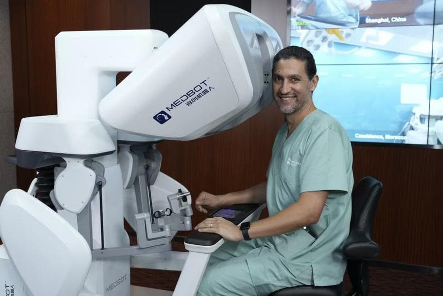 หมอฝรั่งเศสใช้ 'หุ่นยนต์จีน' ผ่าตัดมะเร็งต่อมลูกหมาก ให้ผู้ป่วยอยู่ไกล 1.2 หมื่นกิโลเมตร