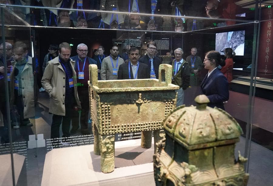 แขกจีน-ตปท. ชมโบราณวัตถุ ระหว่างประชุมวรรณกรรมคลาสสิกโลก