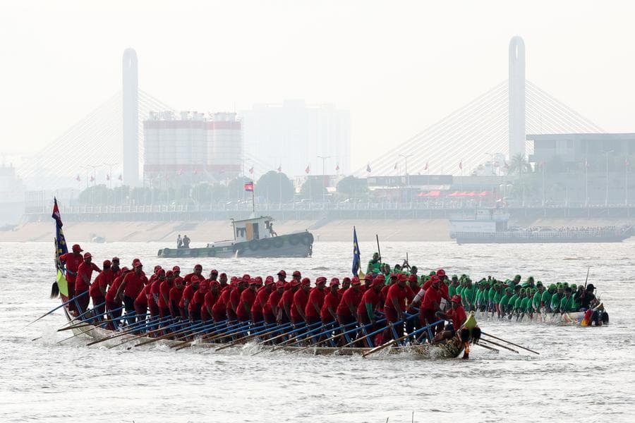ฮุยเลฮุย! สีสันงานแข่ง 'พายเรือมังกร' ฉลองเทศกาลน้ำในกัมพูชา