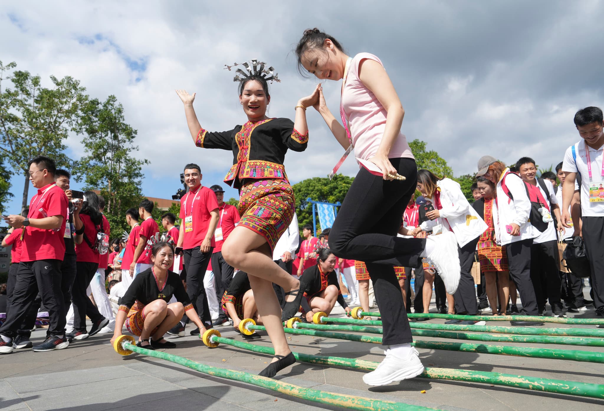 คึกครื้น! ศิลปินร่ายรำ-เล่นลาวกระทบไม้ที่งานกีฬาพื้นบ้านในจีน