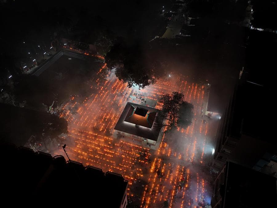 ชาวฮินดูจุดตะเกียงสว่างไสว ร่วมพิธีสวดมนต์ในบังกลาเทศ