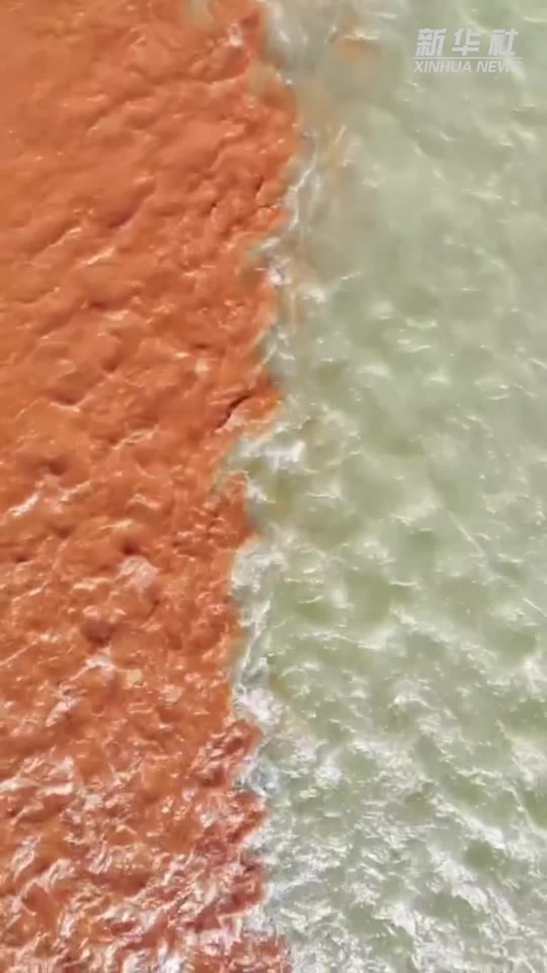 ปรากฏการณ์ 'แม่น้ำสองสี' ไหลบรรจบในชิงไห่