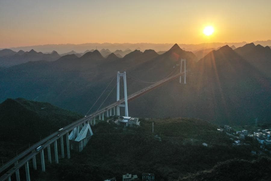 สะพานข้ามแม่น้ำป้าหลิงกลางขุนเขาเขียวในกุ้ยโจว