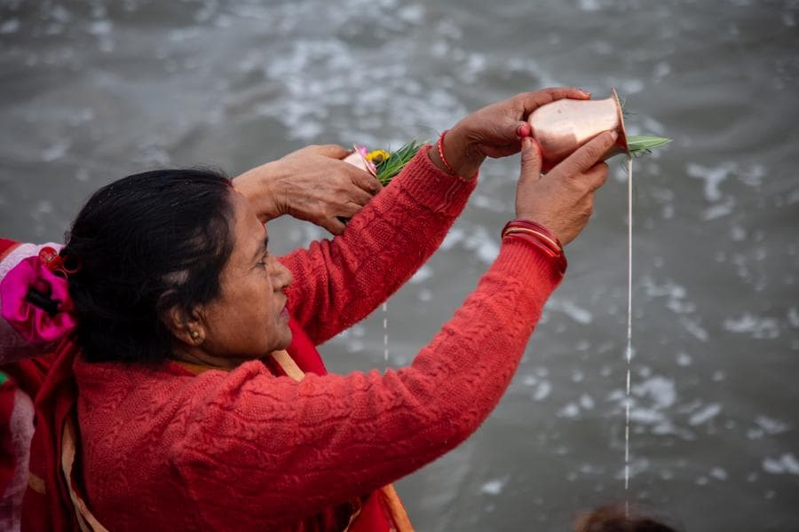 ผู้ศรัทธาชาวเนปาล บูชา 'ดวงอาทิตย์' รับเทศกาลฉัฐ