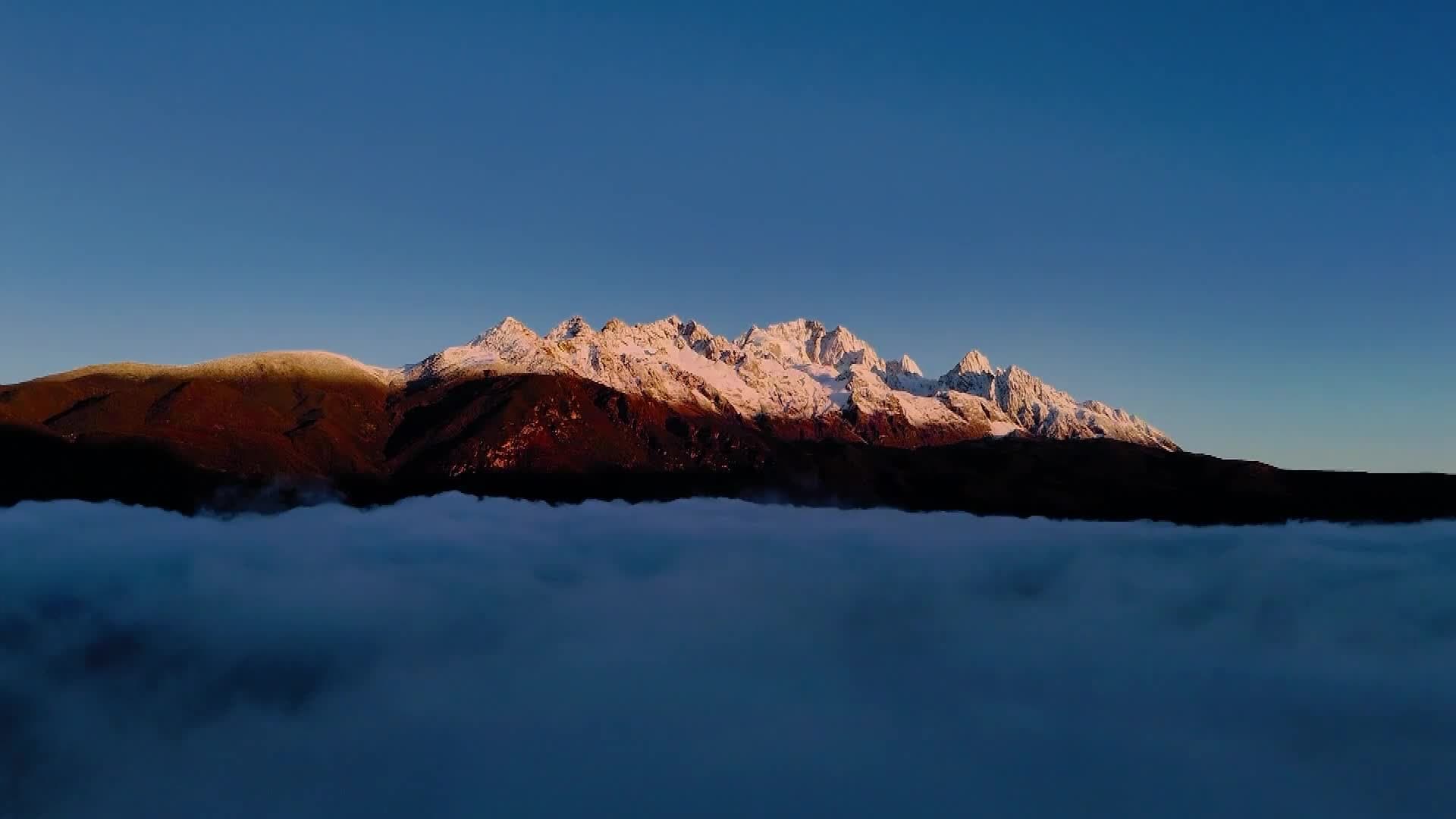 ภูเขาหิมะมังกรหยก' ต้องแสงตะวันงาม ยามต้นเหมันตฤดู