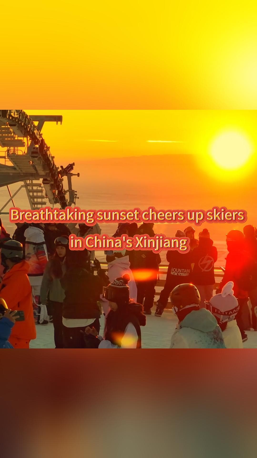 ดวงอาทิตย์ตกสาดแสงเหนือสกีรีสอร์ตในซินเจียง