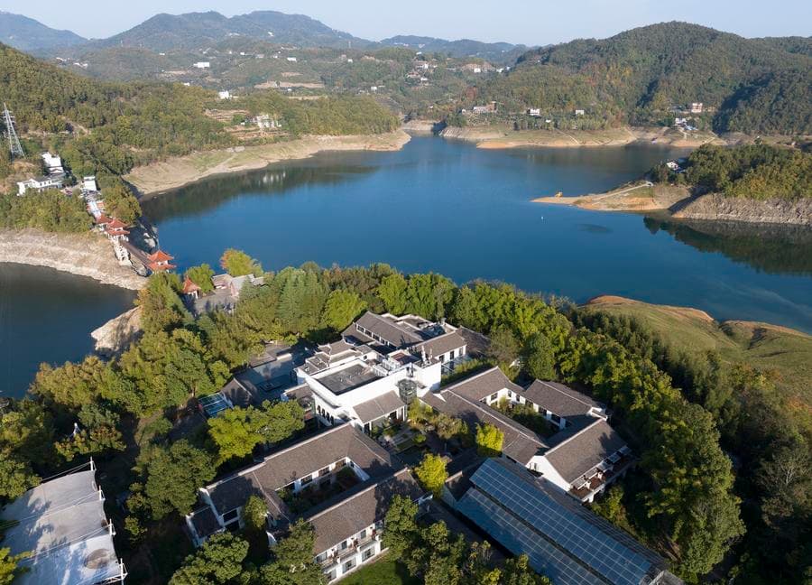 ขุนเขาเขียวขจี โอบล้อมผืนน้ำครามทะเลสาบ 'อิ๋งหู' ในส่านซี