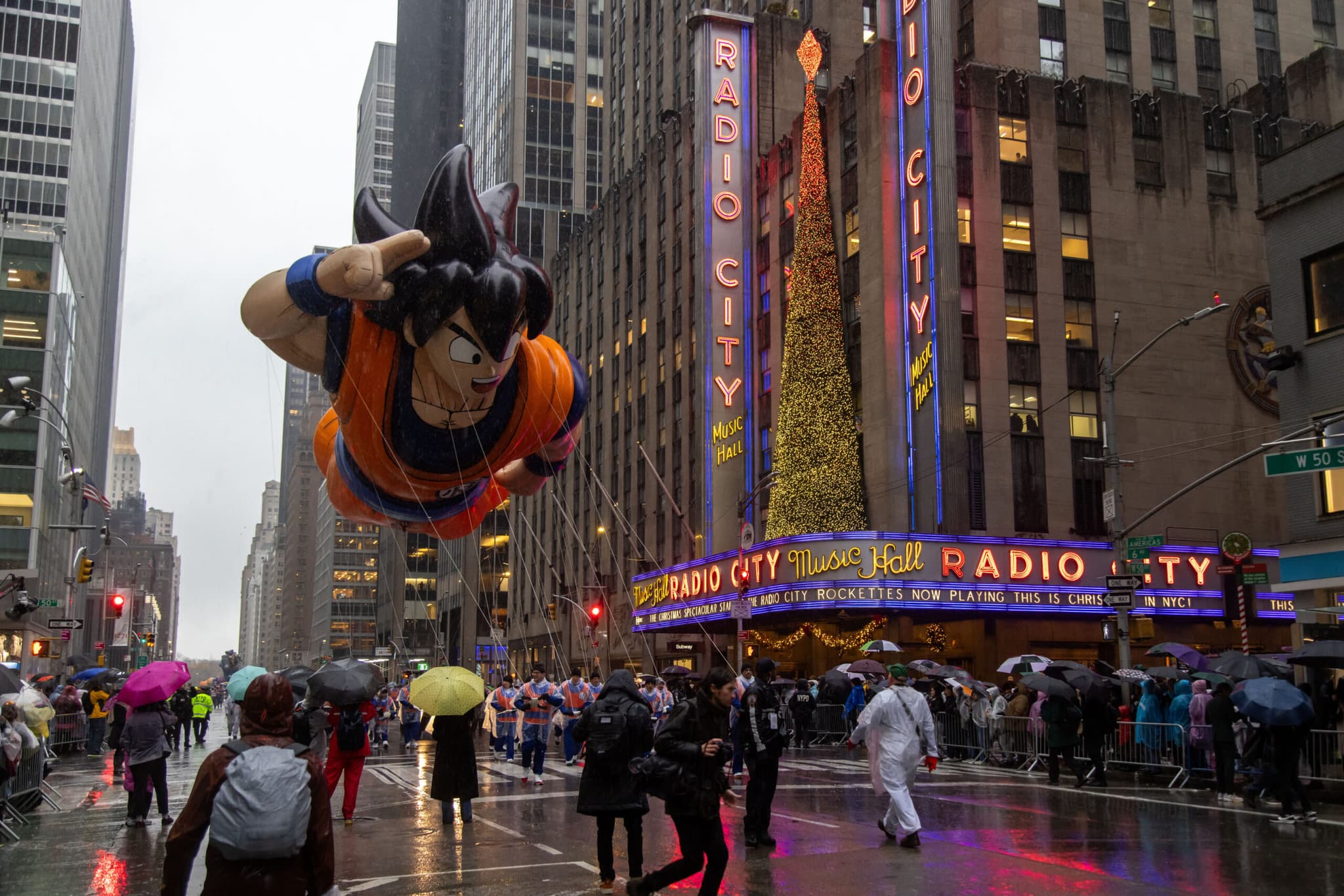 สีสันพาเหรดฉลอง 'วันขอบคุณพระเจ้า' กลางฝนฉ่ำในนิวยอร์ก