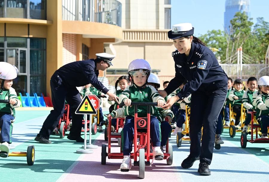 เด็กจีนร่วมกิจกรรมเรียนรู้ทักษะ รับวันความปลอดภัยทางการจราจร