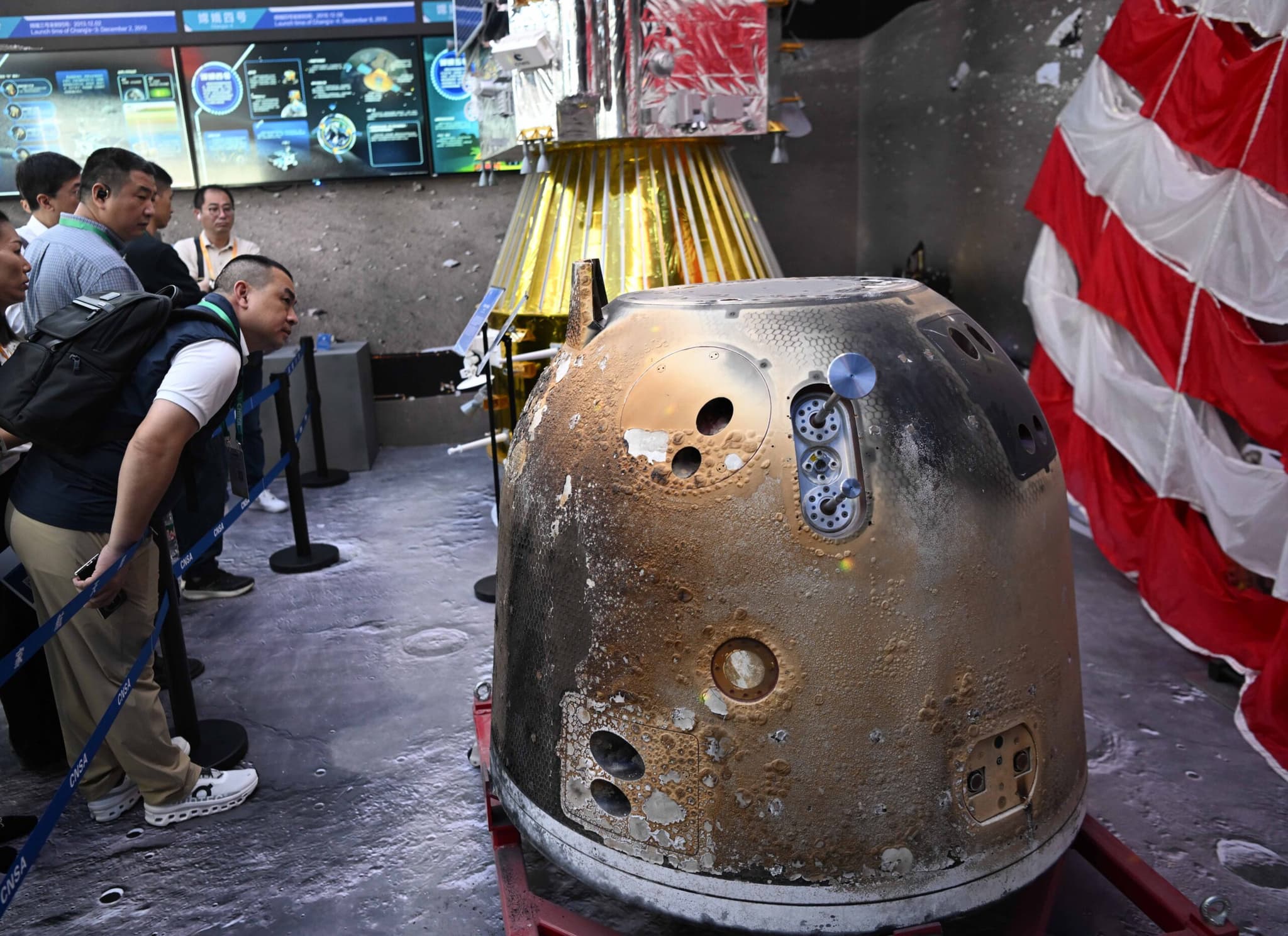 ผู้คนชม 'ตัวอย่างดวงจันทร์' ใกล้ชิดในงานแอร์โชว์ ไชน่า