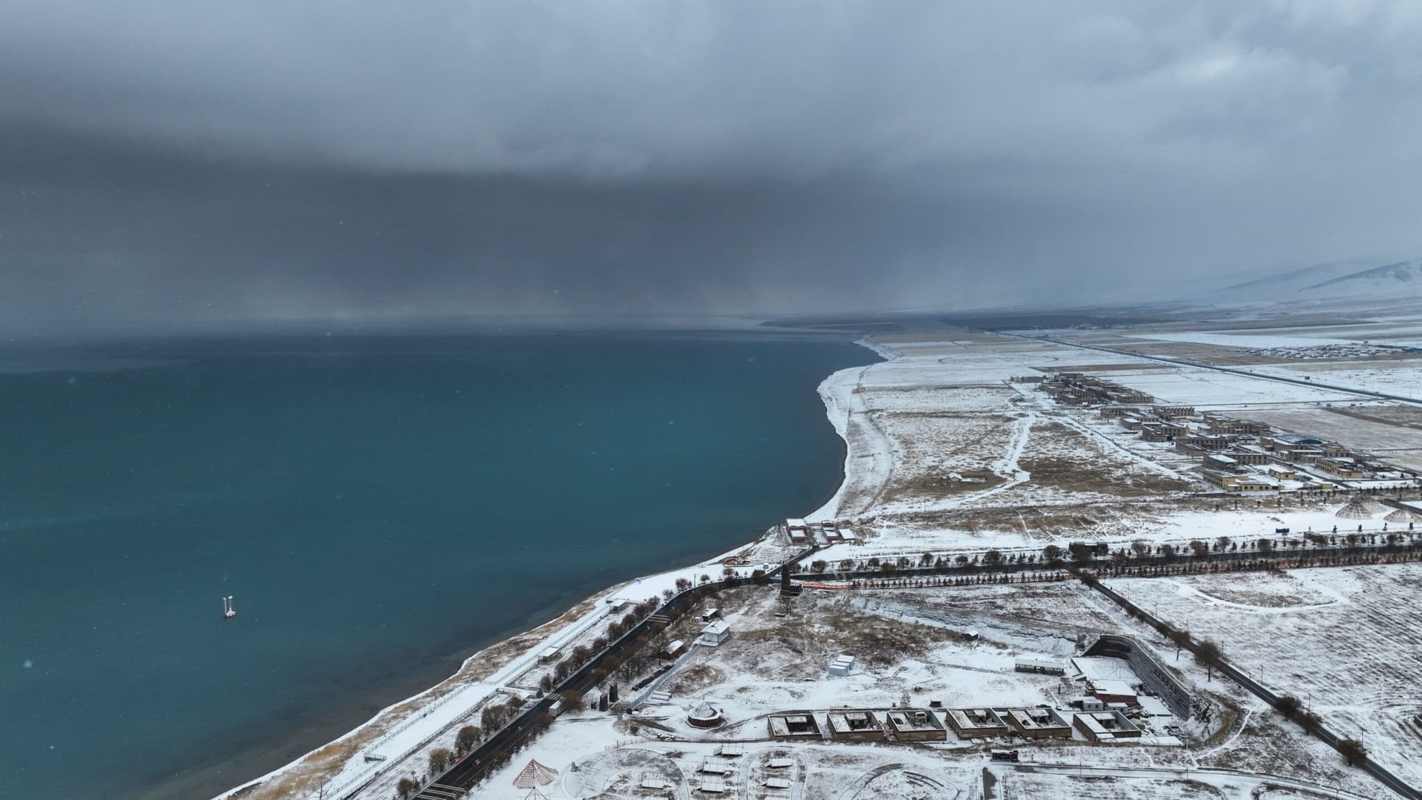 หิมะขาวย้อมสีสันริมทะเลสาบชิงไห่