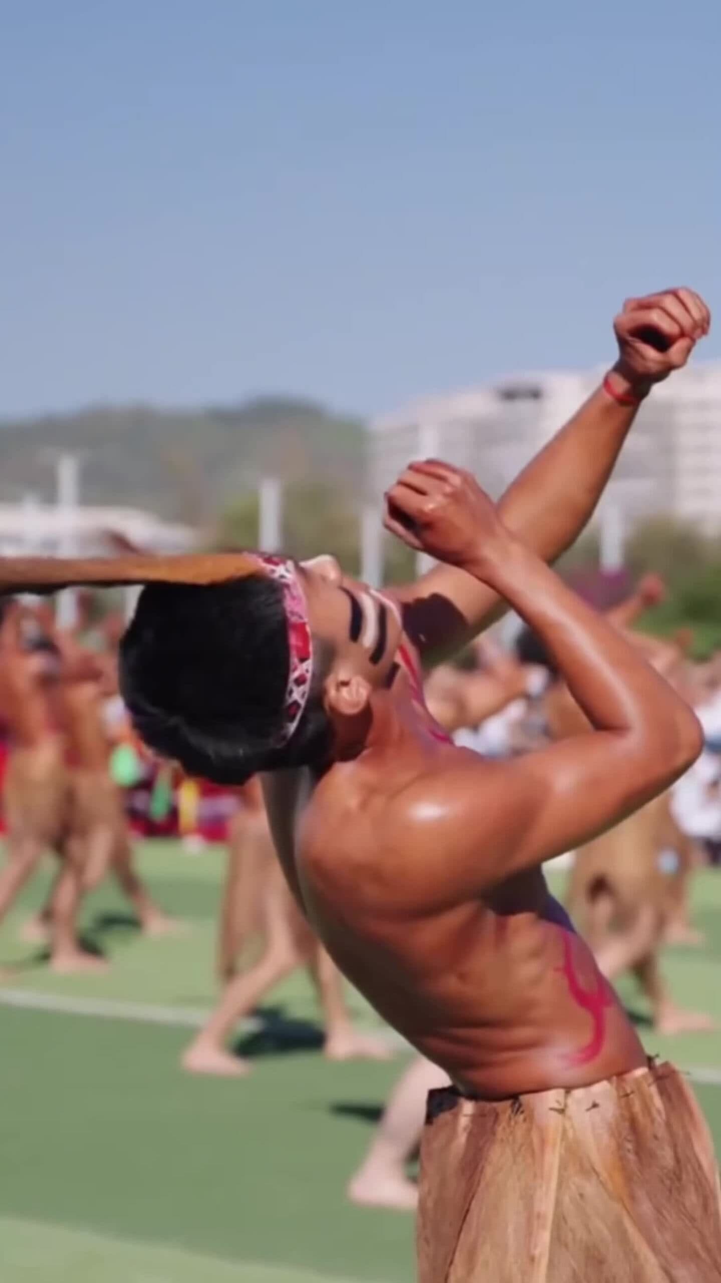 คณะครู-นักเรียนร่วมโชว์ 'จ้านอู่' แบบฉบับชาวอี๋ในยูนนาน