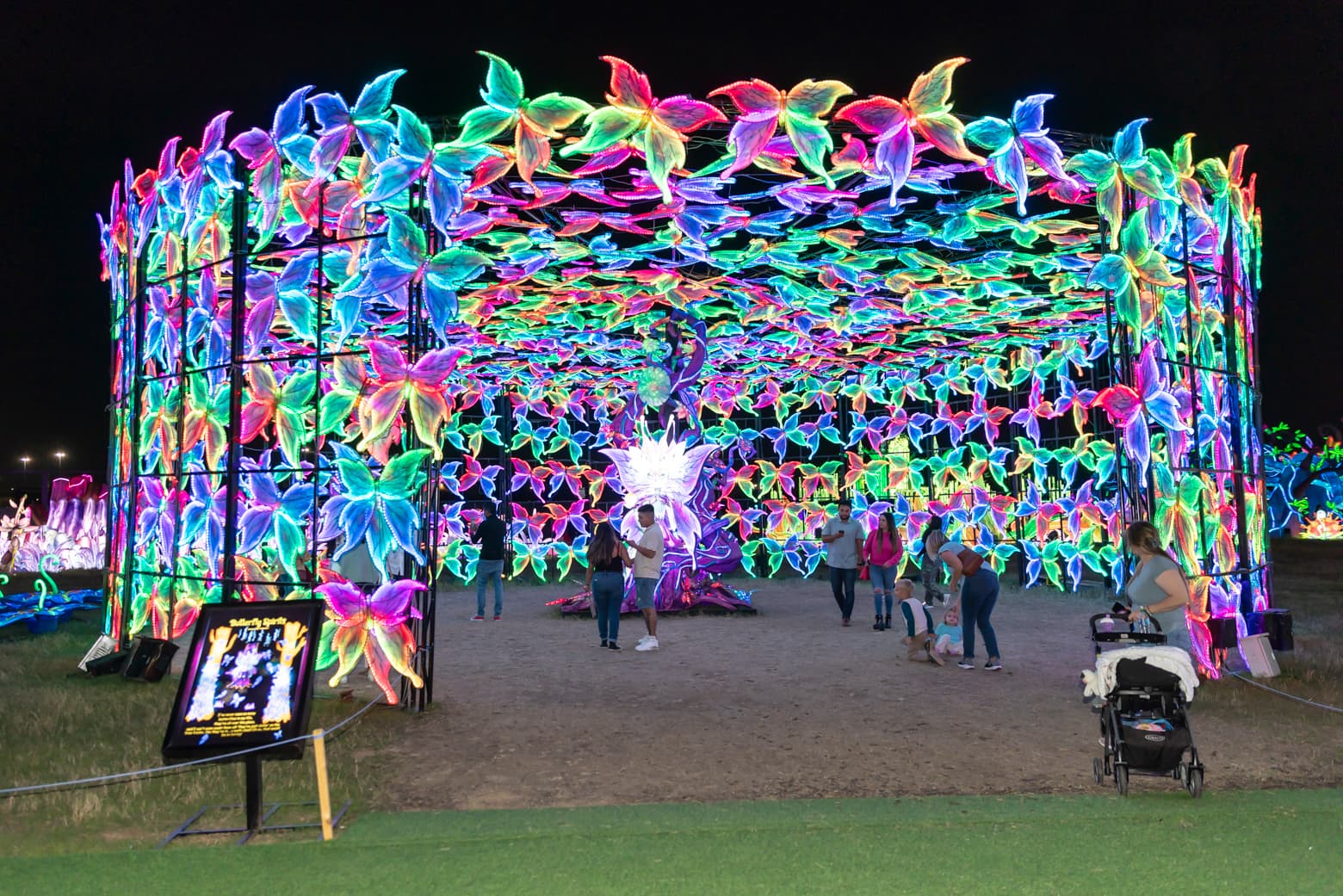 สีสันเทศกาลแสงสียามค่ำคืนในสหรัฐฯ