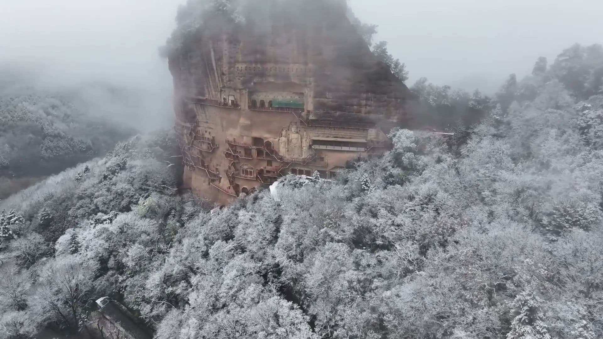 หิมะแรกย้อมสีขาว 'ถ้ำหินม่ายจีซาน' สุดวิจิตรในกานซู่