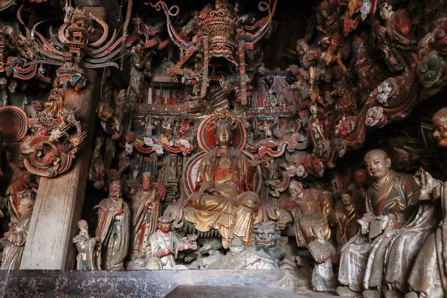 ลัดเลาะอาคารโบราณ ชมประติมากรรมเขียนสีในซานซี