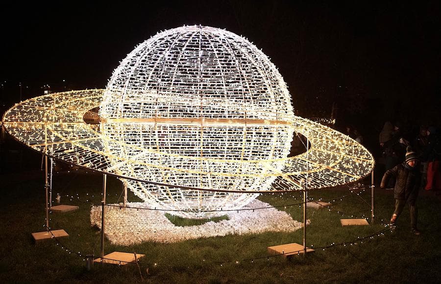 ชาวเช็กดื่มด่ำแสงสีธีม 'อวกาศ' สุดสดใสในกรุงปราก