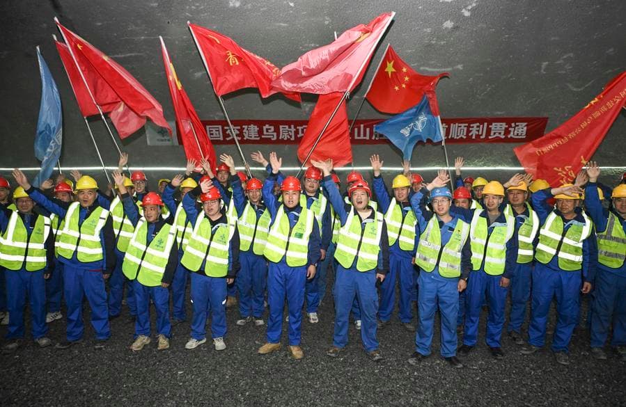 ซินเจียงขุดเจาะ 'อุโมงค์ทางด่วน' ยาวสุดในโลกสำเร็จ