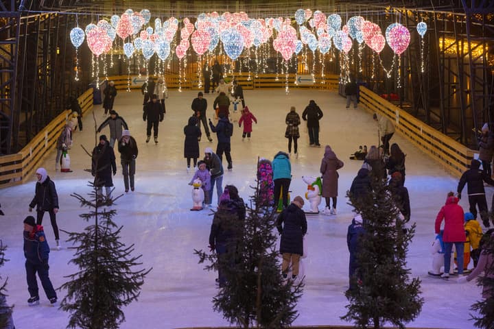 เซนต์ปีเตอร์สเบิร์กเปิด 'ลานสเก็ตน้ำแข็ง' ขนาดใหญ่ยักษ์