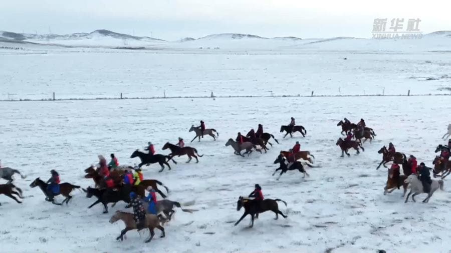 คนเลี้ยงสัตว์มองโกเลียใน 'แข่งม้า' กลางทุ่งหญ้าห่มหิมะ