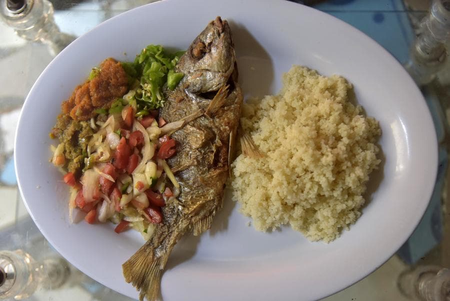 หญิงโกตดิวัวร์โชว์ฝีมือทำ 'อาหารประจำชาติ' มรดกวัฒนธรรมที่จับต้องไม่ได้แห่งยูเนสโก