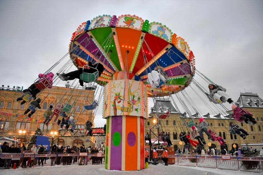 ชาวรัสเซียเดินเที่ยวเล่นสนุก เตรียมฉลองปีใหม่ในมอสโก